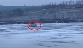 VIDEO (+16) Noi imagini cu momentul când automobilul de marca AUDI sparge gheața. Șoferul făcea drift